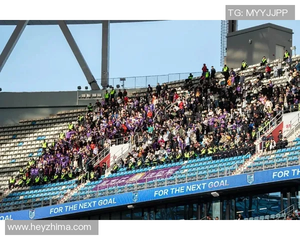 足球明星与粉丝亲密合照瞬间记录热情时刻展现球迷心声