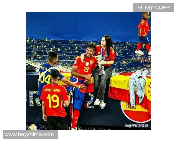 足球明星与孩子亲密互动高清照片展现温馨家庭时光